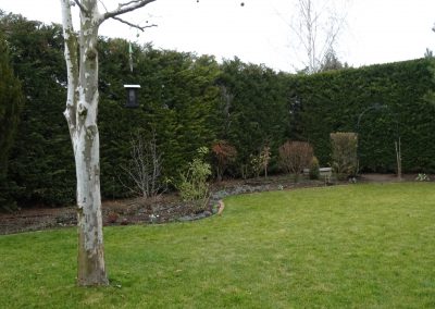 Felújított kert előtte